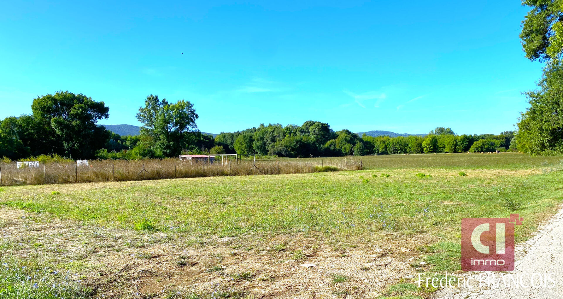 Photo Terrain agricole de 2500 m² sur GAREOULT 83136 image 1/1