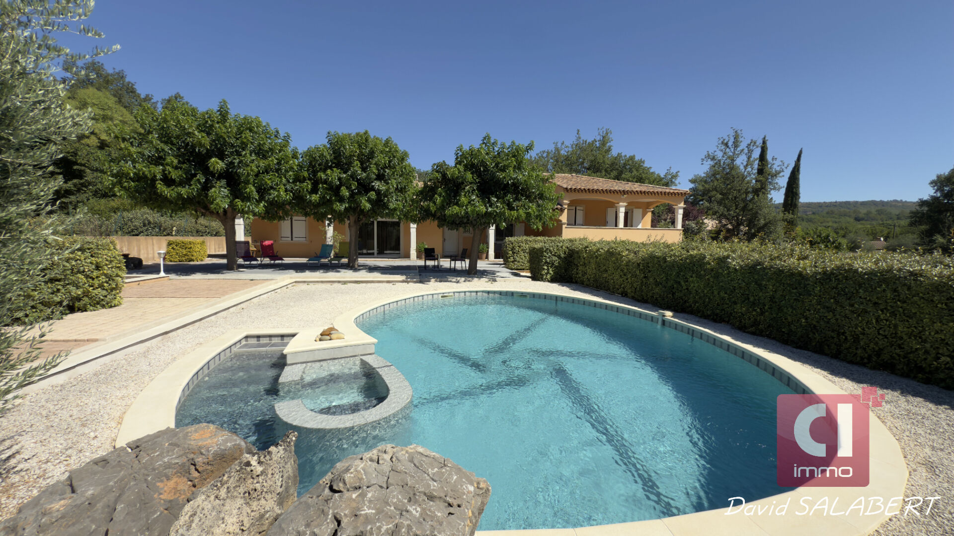 Villa type 7 de 204m² avec appartement indépendant et piscine à Forcalqueiret