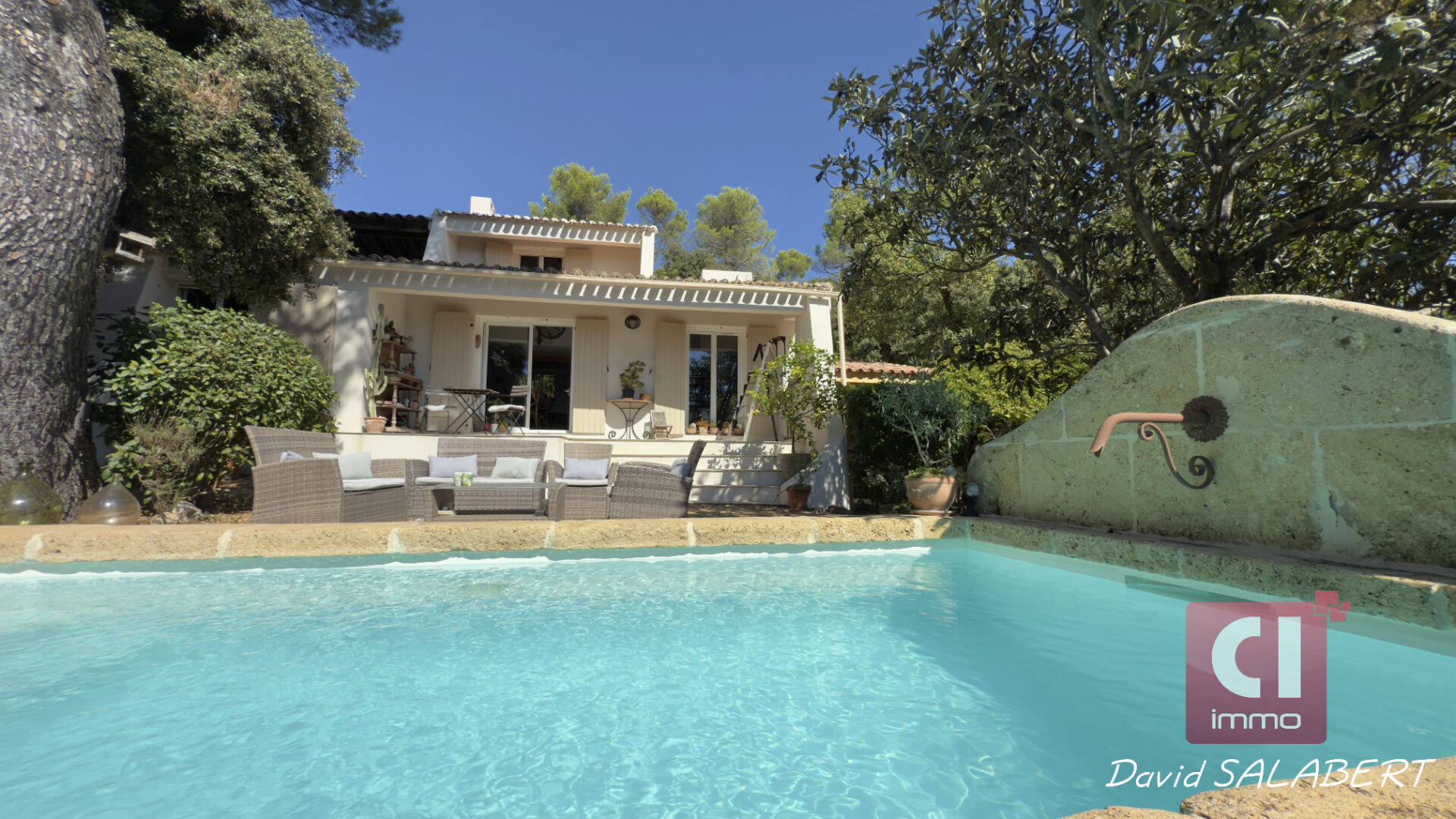 À vendre à Garéoult - Villa de type 4 avec piscine, garage / atelier de 63 m² et vue dominante