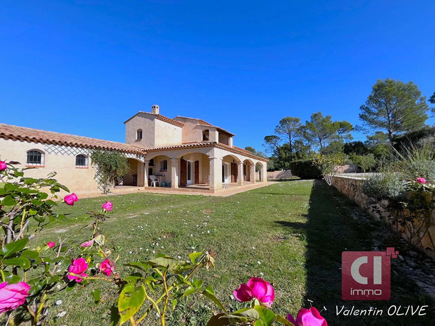 Photo Villa T8 de 190m² A VENDRE sur Rocbaron avec jardin paysager, piscine, garage, carport image 1/6