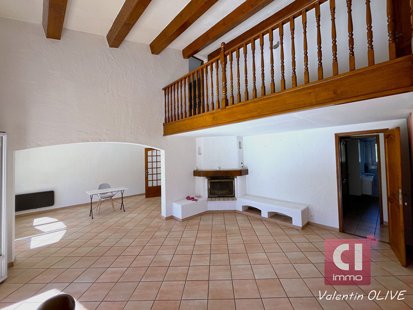 Photo Villa T8 de 190m² A VENDRE sur Rocbaron avec jardin paysager, piscine, garage, carport image 3/6