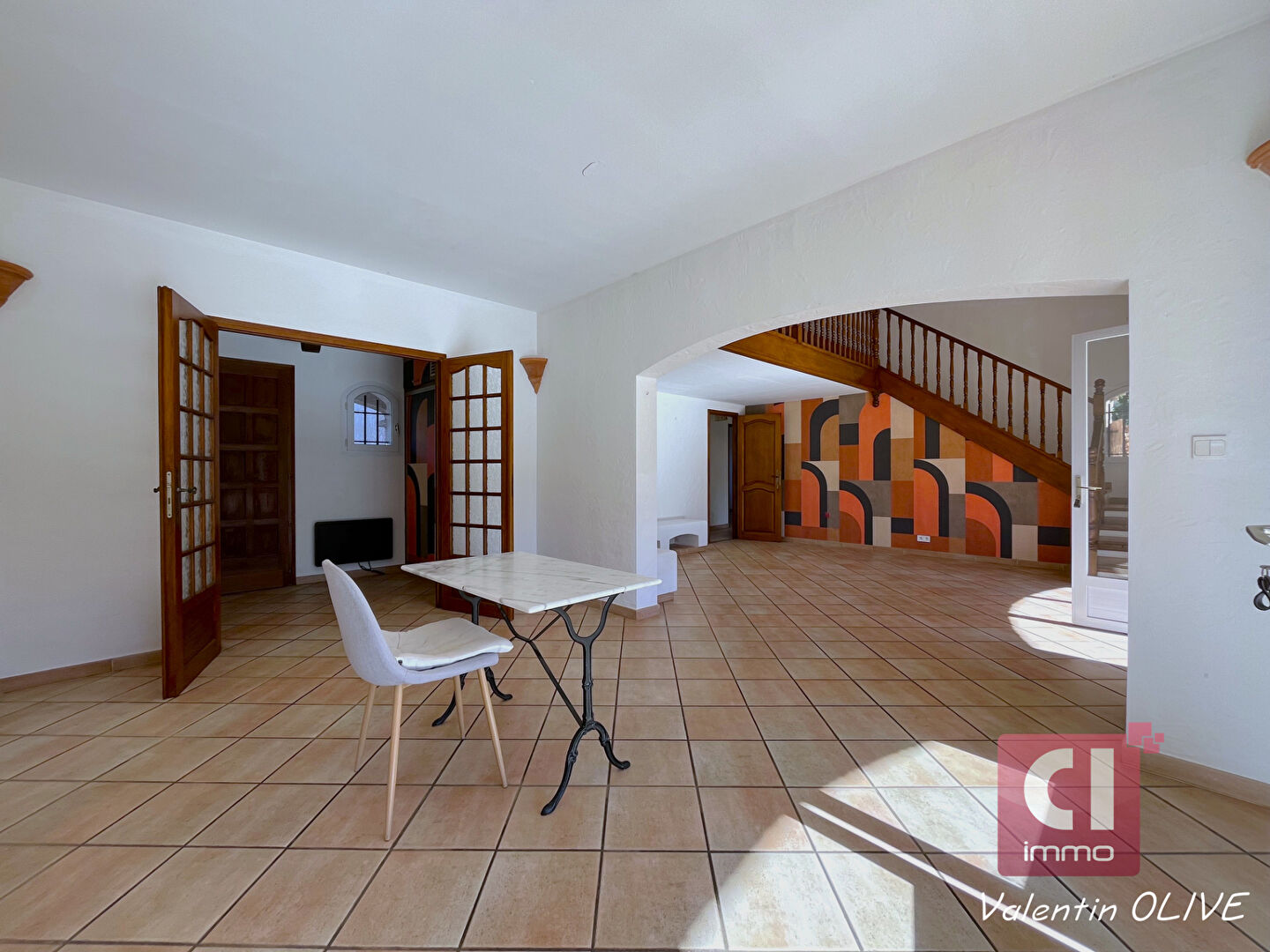 Photo Villa T8 de 190m² A VENDRE sur Rocbaron avec jardin paysager, piscine, garage, carport image 4/6