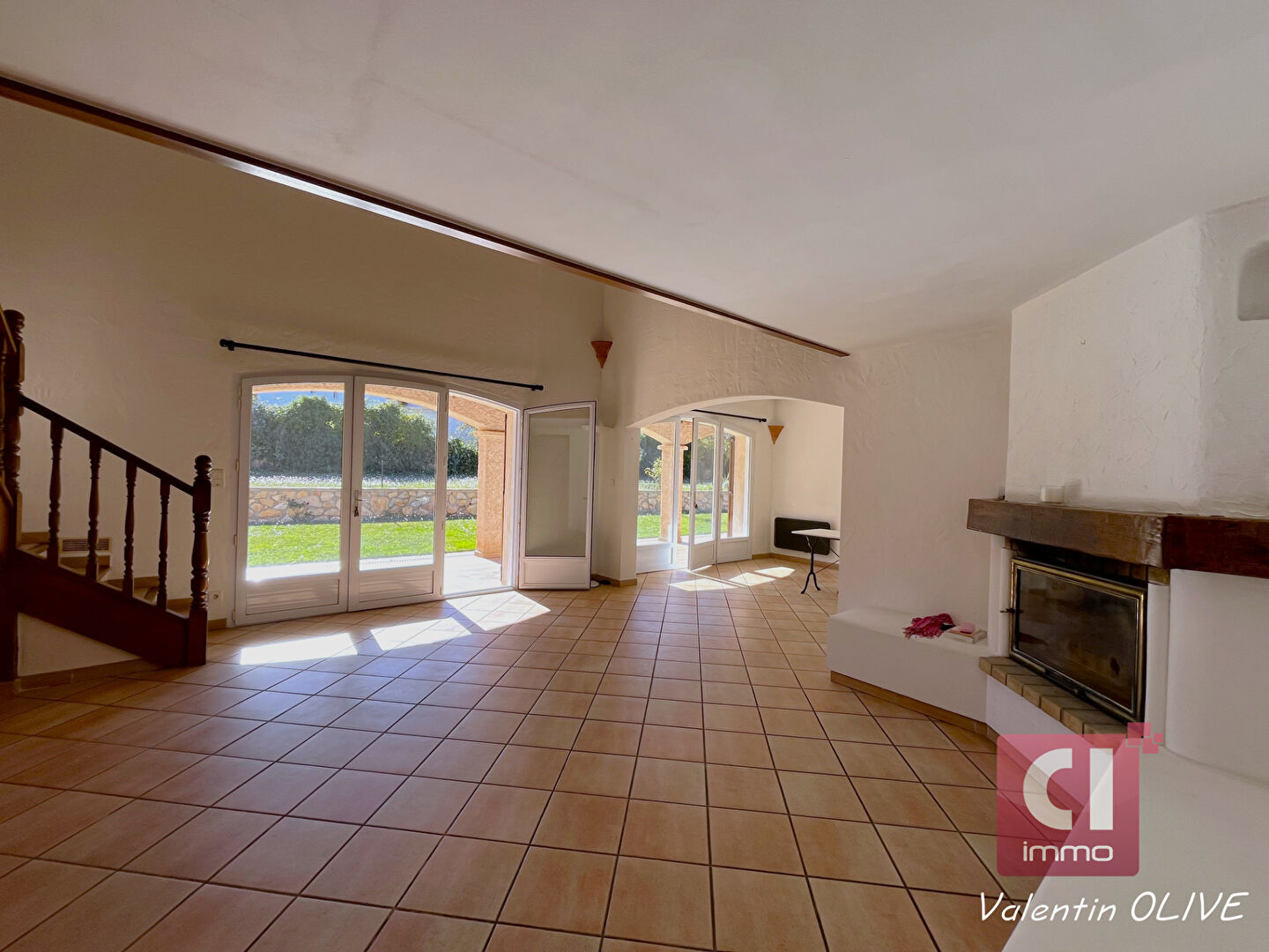 Photo Villa T8 de 190m² A VENDRE sur Rocbaron avec jardin paysager, piscine, garage, carport image 5/6