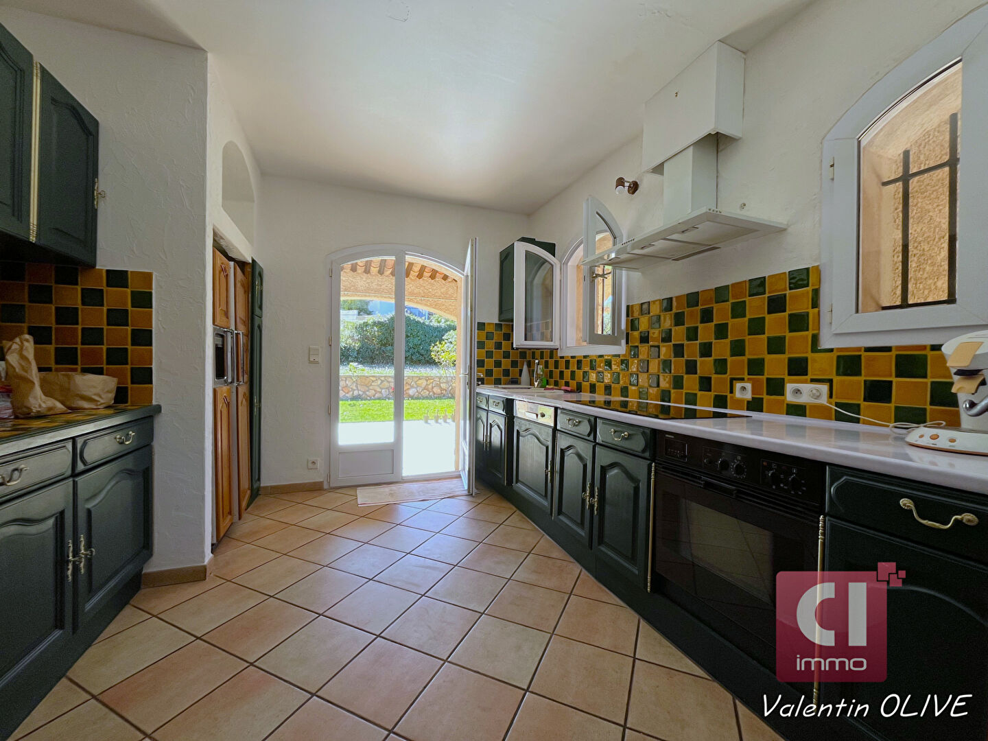 Photo Villa T8 de 190m² A VENDRE sur Rocbaron avec jardin paysager, piscine, garage, carport image 6/6