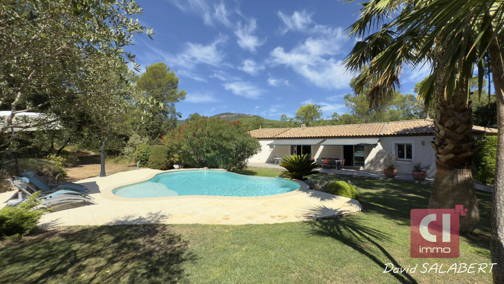 À Besse-sur-Issole, au Coeur du Var, l'agence CI IMMO à Garéoult vous propose cette superbe villa T8 récente de 188 m², édifiée sur un terrain clos de 4 000 m² avec piscine à débordement, appartement indépendant et prestations modernes.