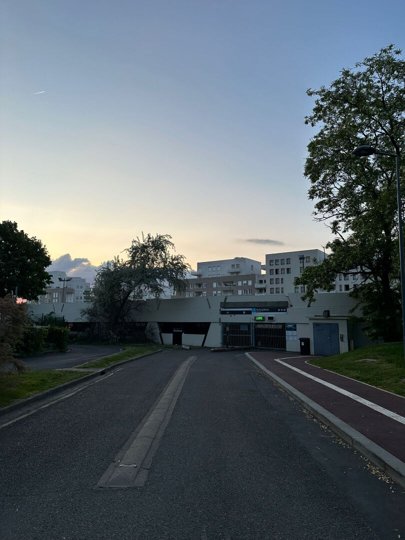 Photo EMPLACEMENT DE STATIONNEMENT  SÉCURISÉ - GARE BRAS DE FER image 4/5