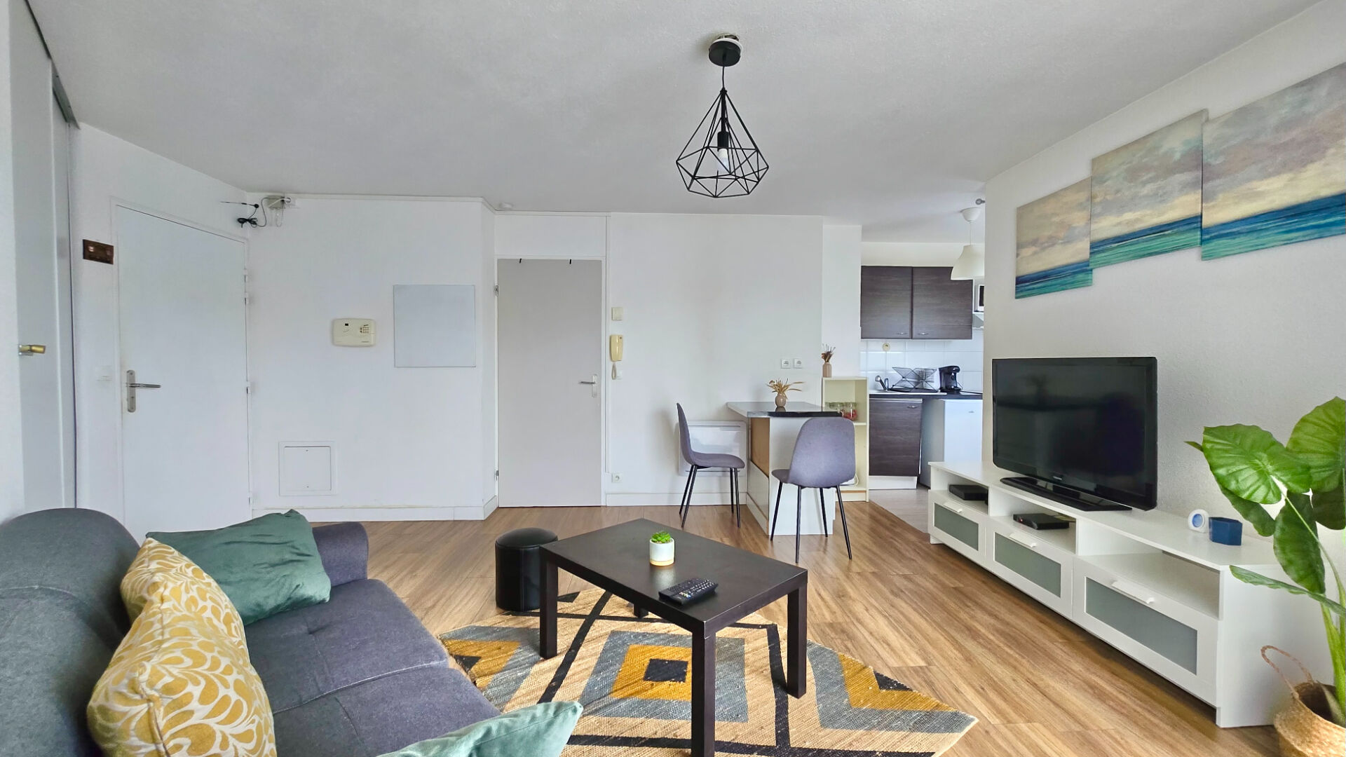 Photo APPARTEMENT 2 PIÈCES 41,5 M² - ÉVRY-COURCOURONNES, AVEC BALCON ET PISCINE image 2/6