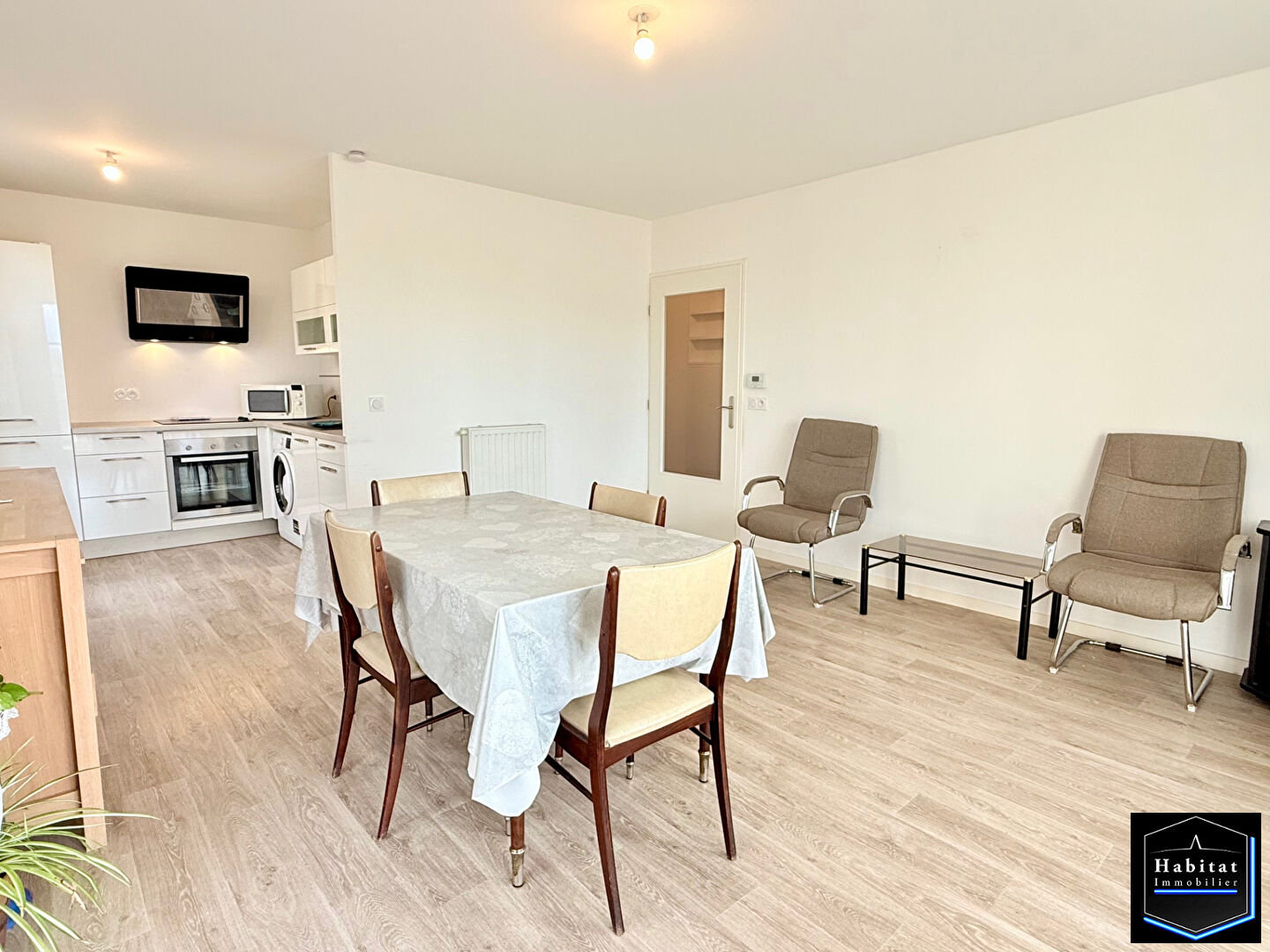 Photo LE PLESSIS BELLEVILLE - Appartement  3 pièces - image 2/6