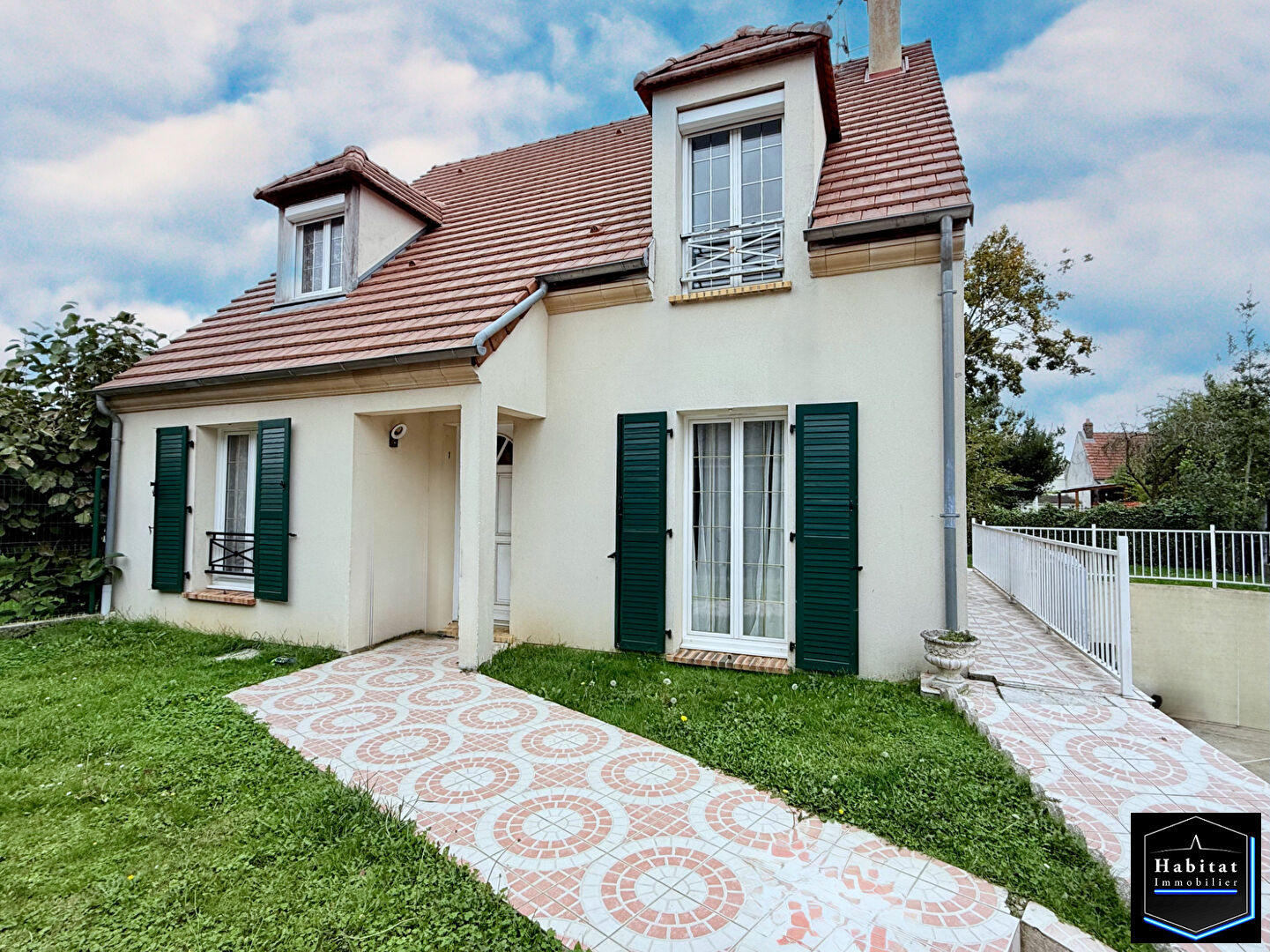 Photo LE PLESSIS BELLEVILLE / Maison 6 pièces 115 m2 image 1/6