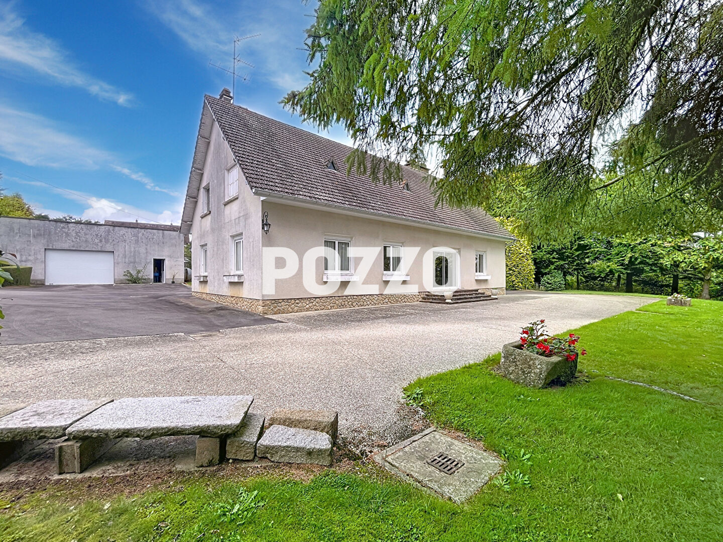 Agence immobilière de 
 Agence Pozzo-immobilier - Pozzo immobilier St Hilaire du Harcouët 

