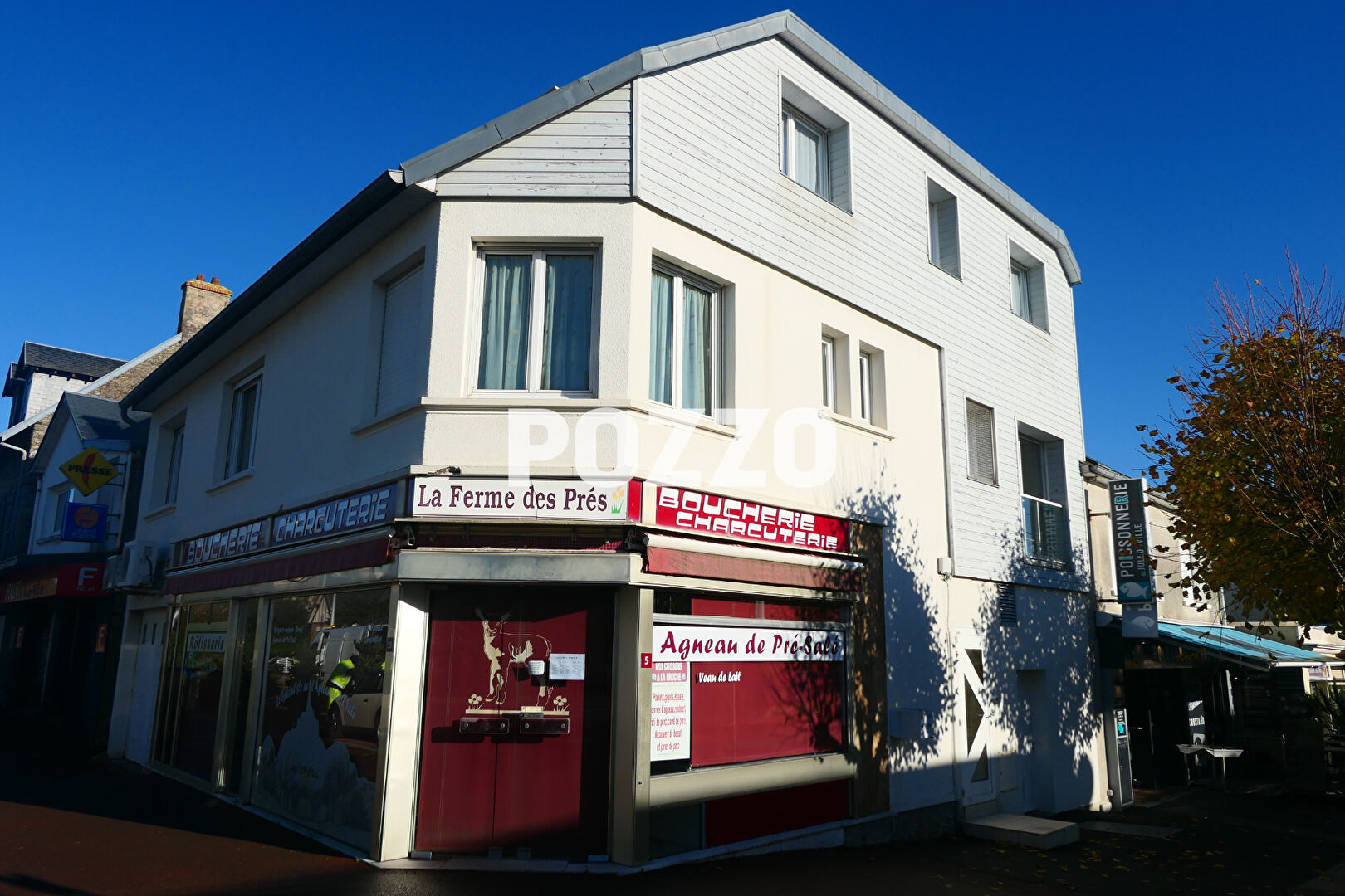 A Vendre Immeuble mixte, emplacement n°1 Jullouville 3 niveaux.