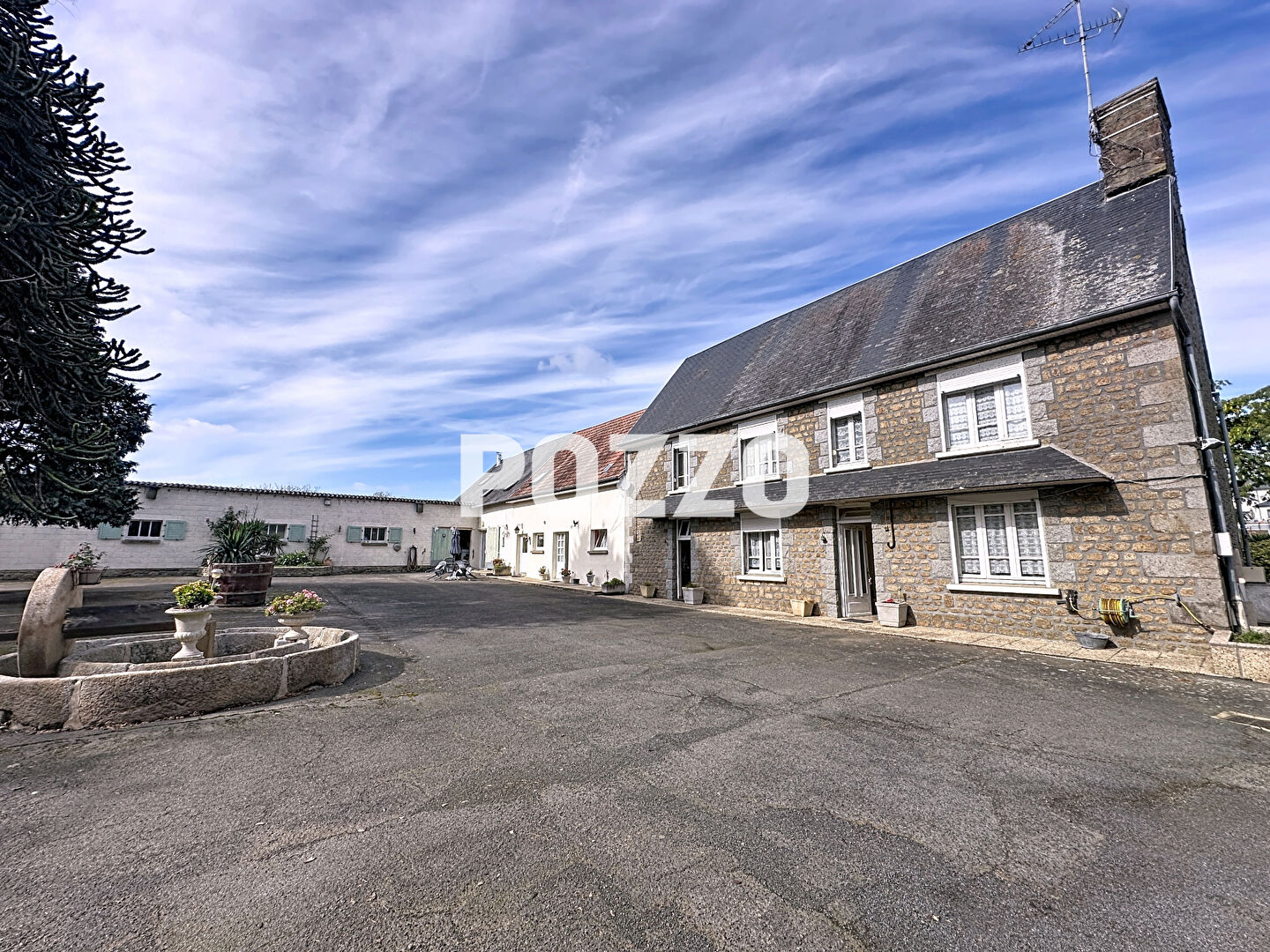 A Vendre - Tirepied Sur See - Ensemble immobilier 16 pièce(s) 322 m² - 3 maisons, dépendances, terrain de 12966 m²