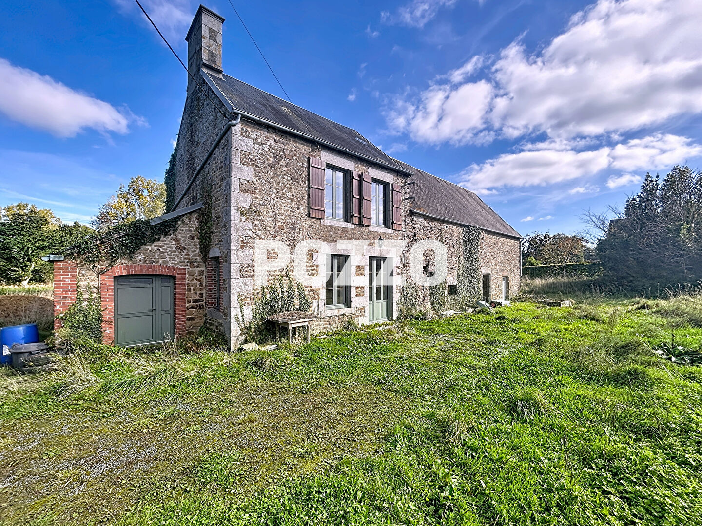 Fleury  (50800) - dans un environnement agréable - maison en pierre avec travaux.