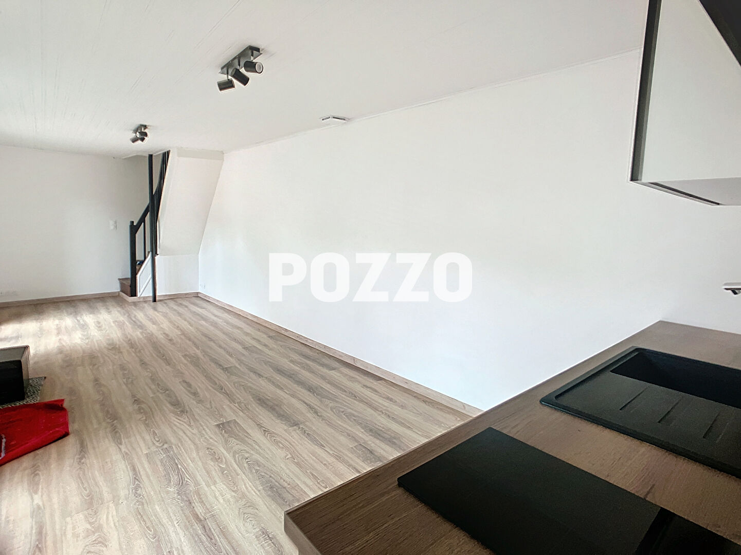 Photo Maison  Type F3 - 50.91 m² - cour parking image 3/6
