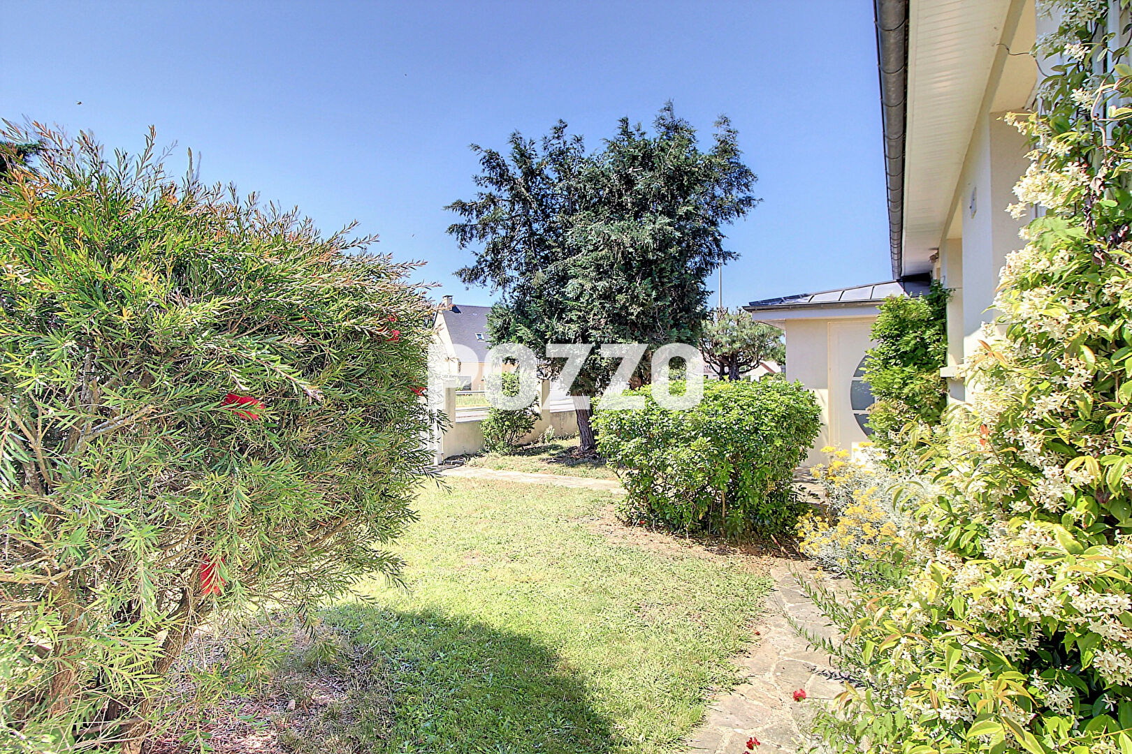 Photo Maison familiale à vendre à Bréville-sur-Mer. Un cadre de vie privilégié à deux pas de la mer image 5/6