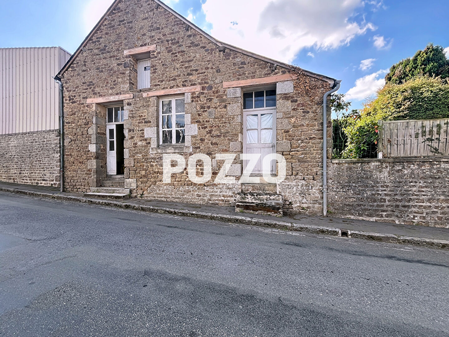 A Vendre - Landivy - Maison en pierre 150 m² - Double garage - Terrain