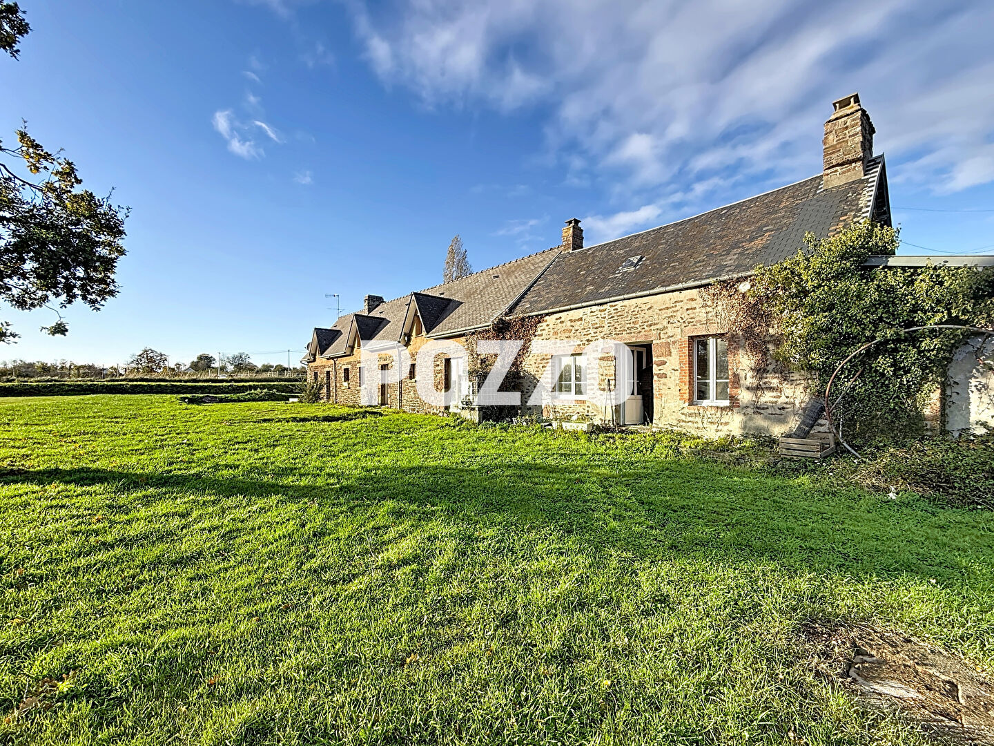 Maison en pierres rénovée avec dépendances, Saint-Planchers