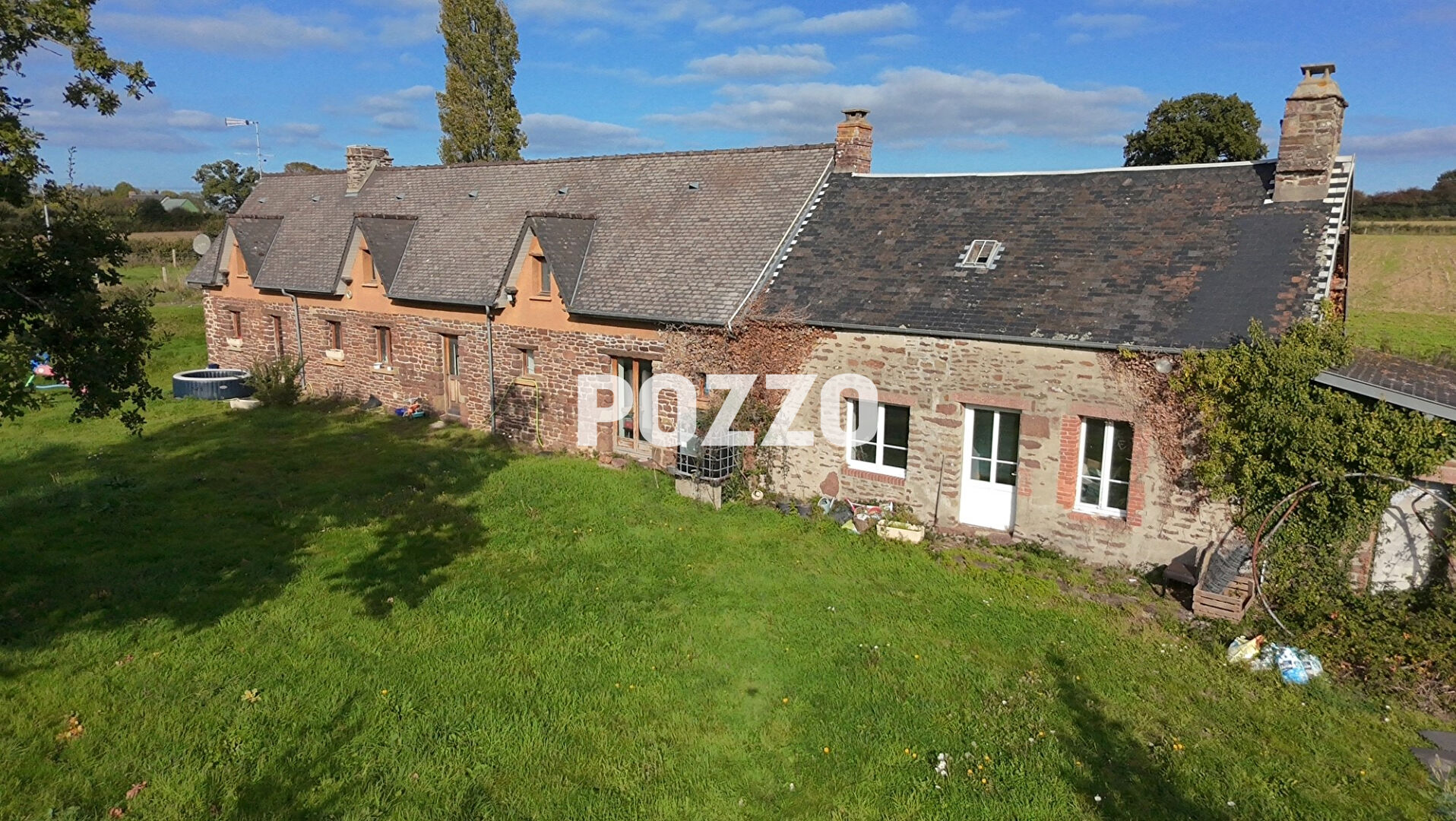 Photo Maison en pierres rénovée avec dépendances, Saint-Planchers image 2/6