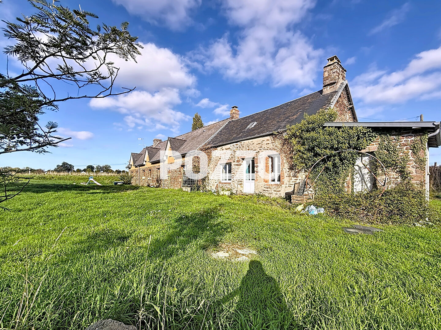 Photo Maison en pierres rénovée avec dépendances, Saint-Planchers image 3/6