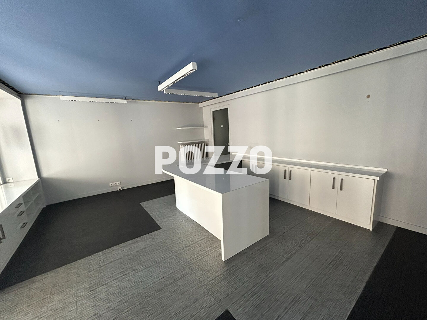 Photo Murs commerciaux vident 160 m² emplacement n°1 Granville. image 2/6