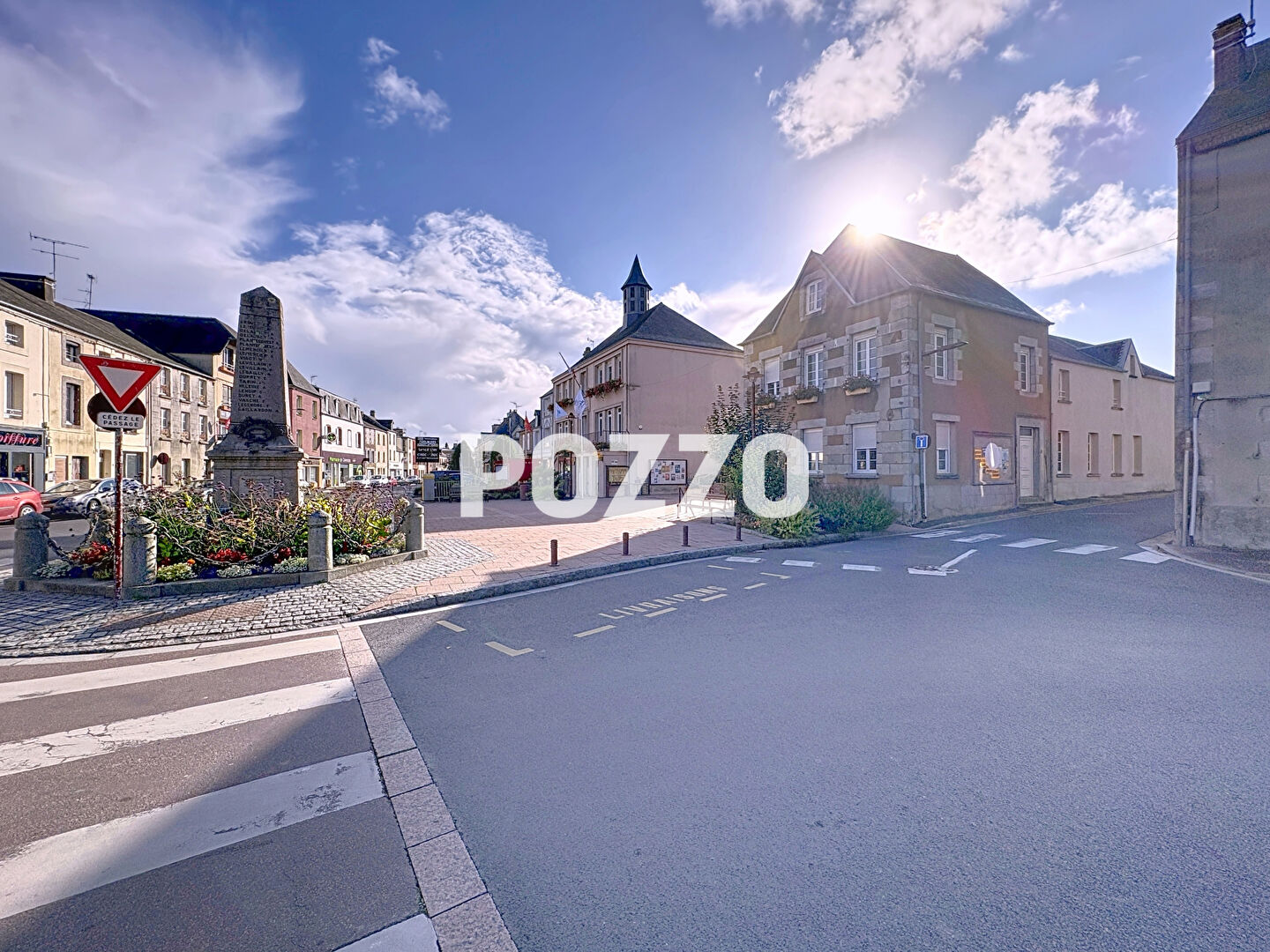 Photo Idéal Investisseur ou habitation - Deux Immeubles dans un bourg tout commerces. image 1/6