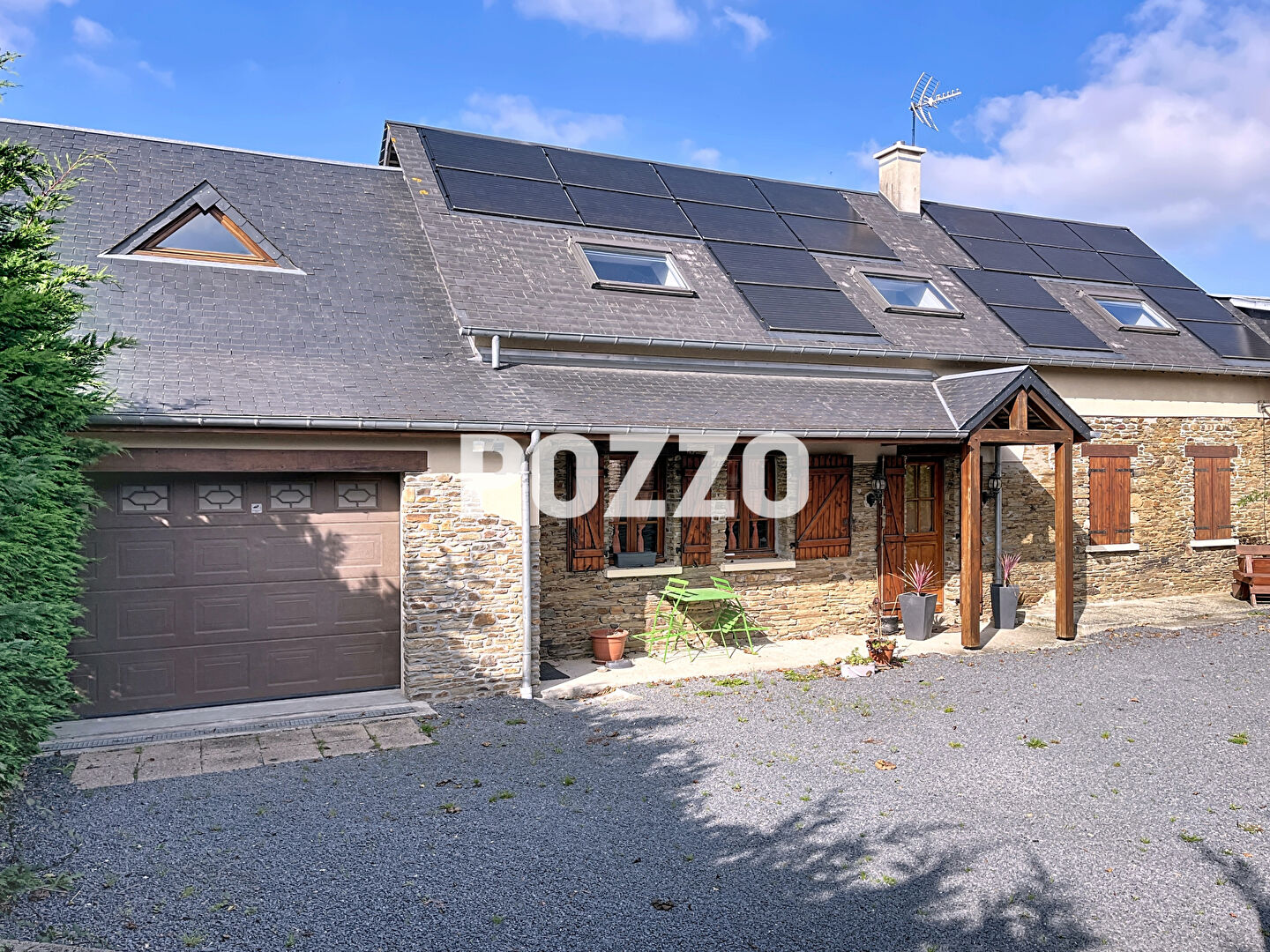 A VENDRE.  PRECORBIN. MAISON RENOVEE AVEC VIE DE PLAIN PIED. 4000M² DE TERRAIN.