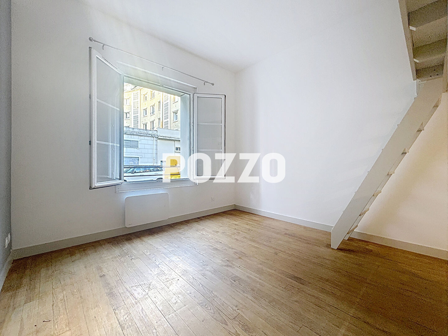 A LOUER : STUDIO AVEC MEZZANINE - RENOVÉ - 24 M² - CENTRE-VILLE