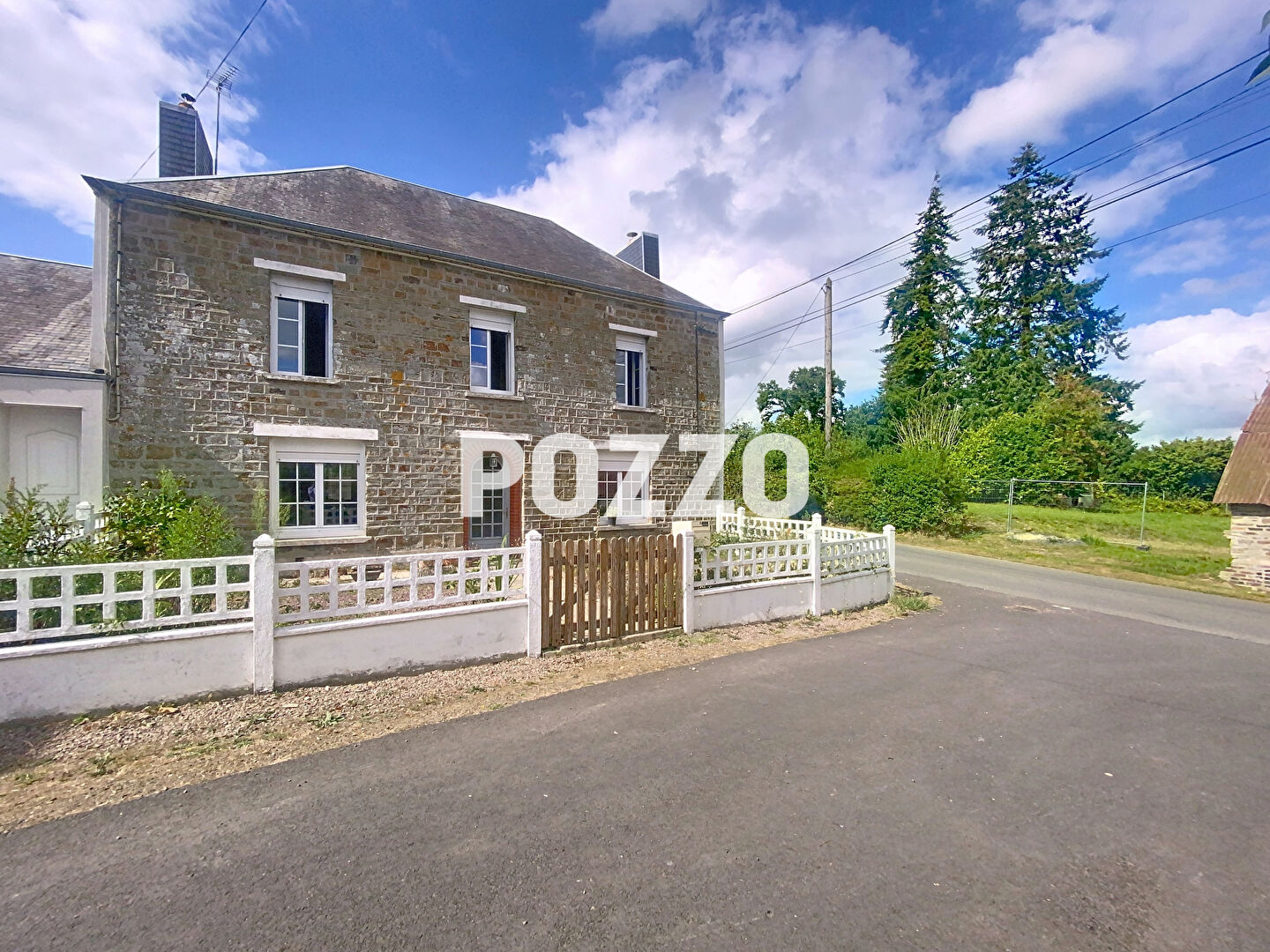 Maison en Pierre avec 8520 m² de Terrain et un Studio Indépendant