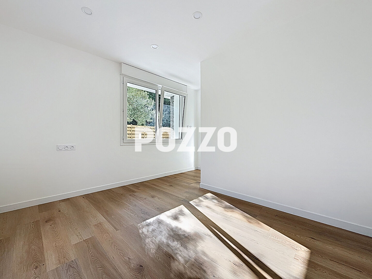 Photo POZZO Immobilier vous propose un appartement 2 pièces avec un jardin  privatif de 300 m². image 4/6