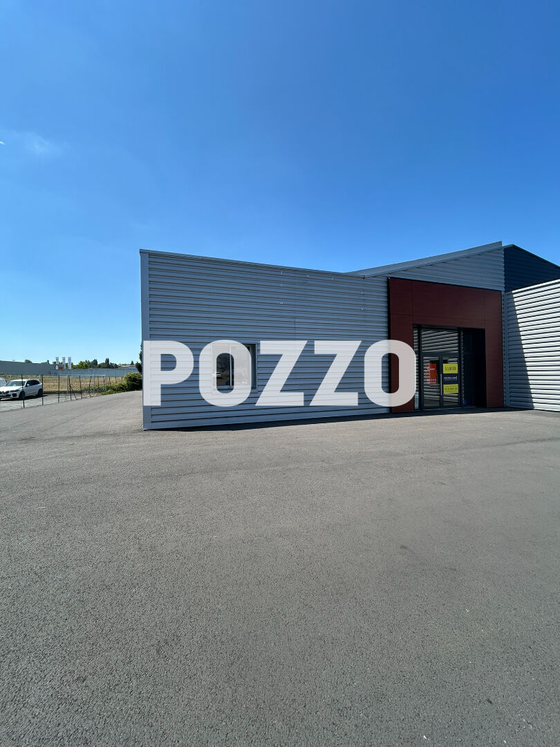 Local d'activité à Avranches à usage de commerce, bureau et activité de 511 m².