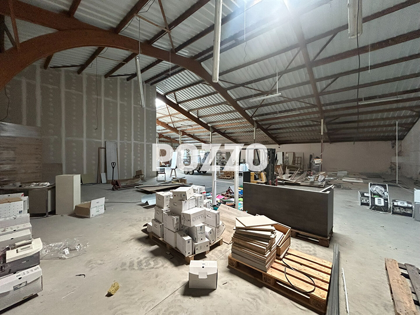 Photo Local d'activité à Avranches à usage de commerce, bureau et activité de 511 m². image 5/6