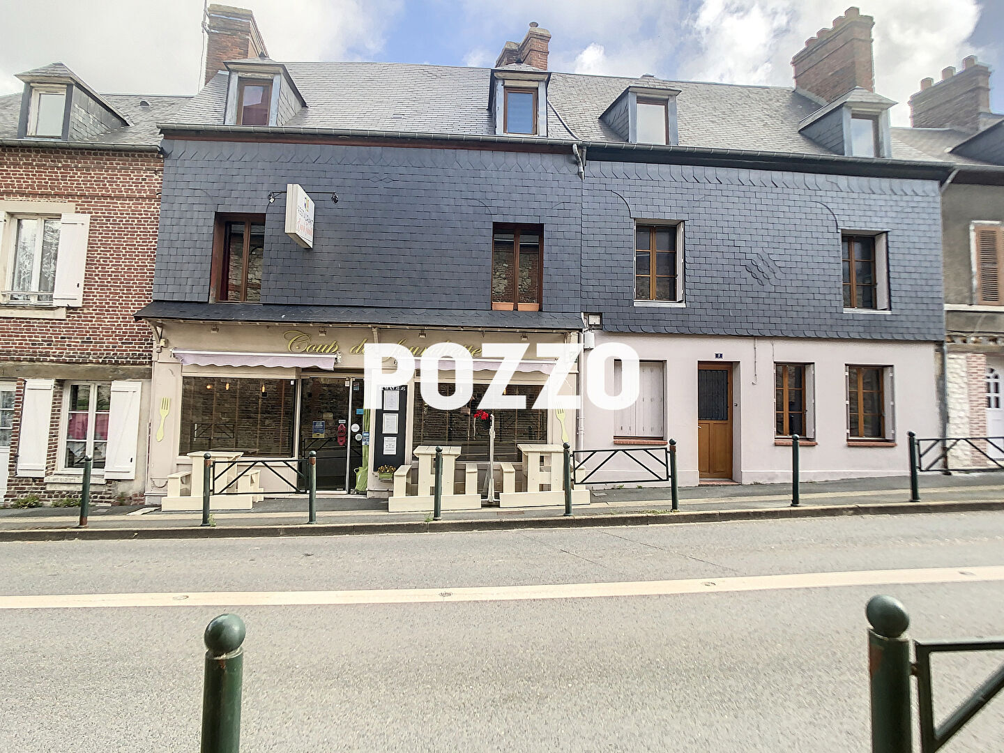 Immeuble mixte avec local commercial + 2 appartements en duplex ? Opportunité rare !