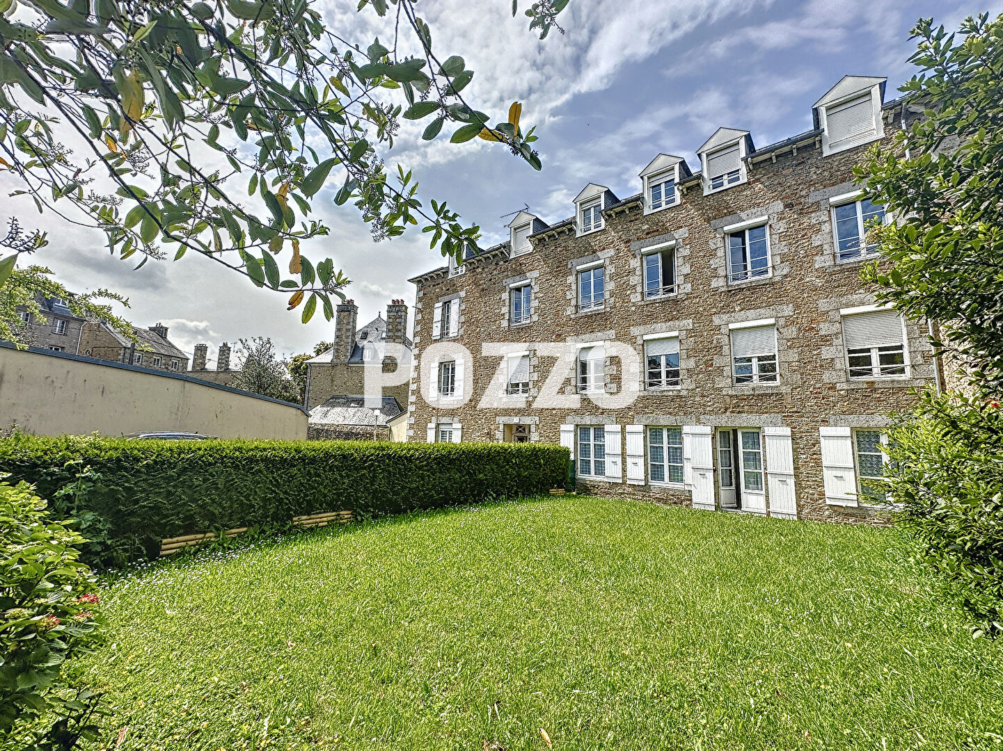 A Vendre - Avranches - Appartement 2 pièces 55.56 m²  Jardin et garage - Centre ville - Bail en cours