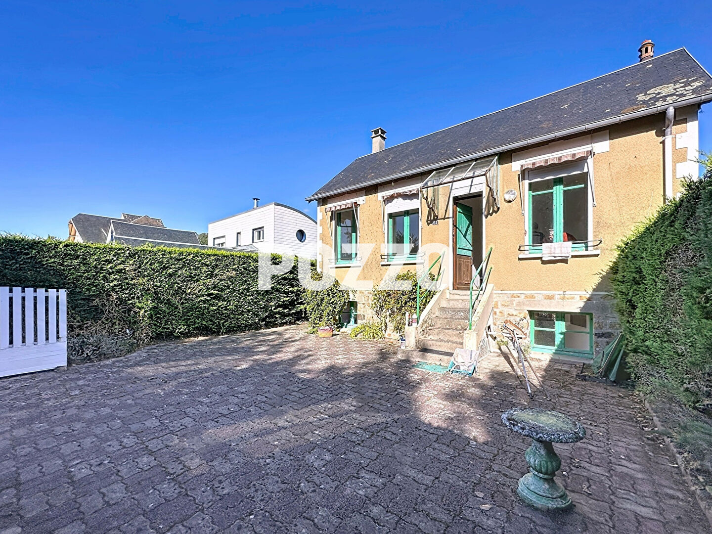 Maison de bord de mer (250 m plage) à Saint Jean Le Thomas 3 pièces, deux chambres de 55 m2 avec jardin