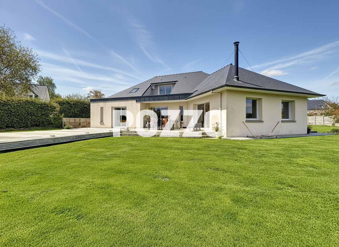 A Vendre - Maison de 217m² située à 8 mn d'Avranches, piscine, vue Mont Saint Michel.