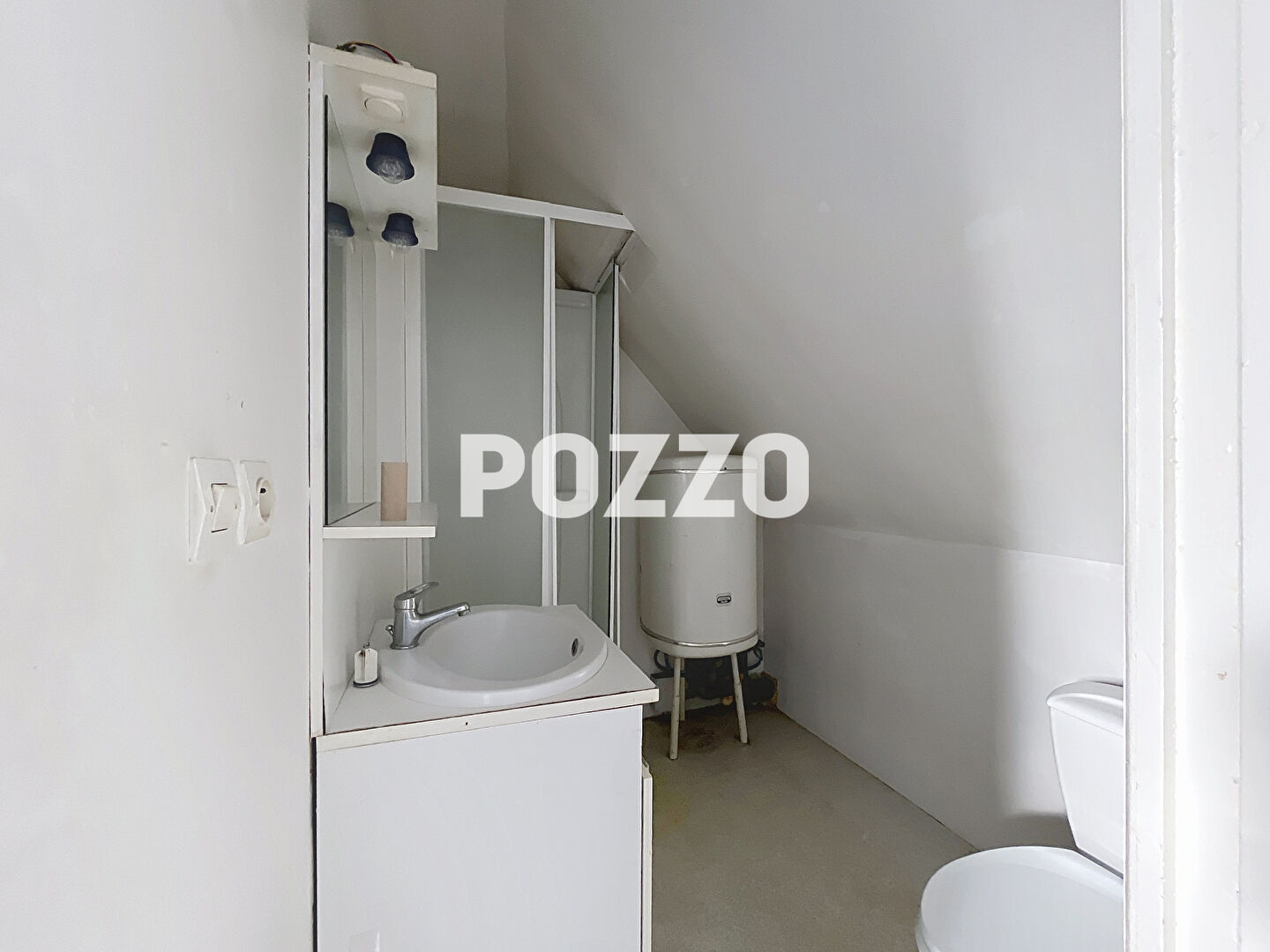 Photo A VENDRE. PLEIN CENTRE DE TORIGNY. STUDIO A REHABILITER. 15.01M² LOI CARREZ. image 2/2