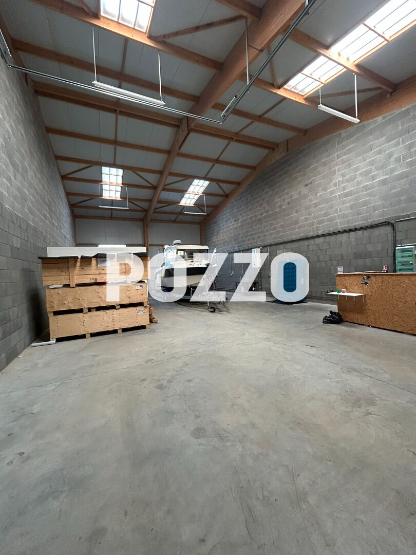 Bâtiment neuf à louer 200 m² porte sectionnelle avec parkings proche AVRANCHES