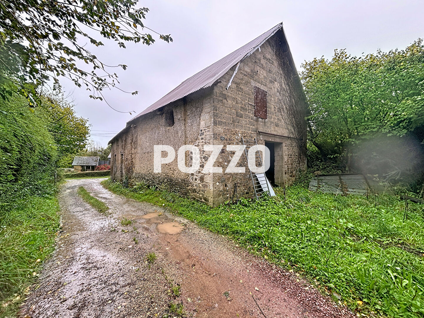 Bâtiment en pierres Saint Sauveur Villages  Terrain de 12840 m2 environ