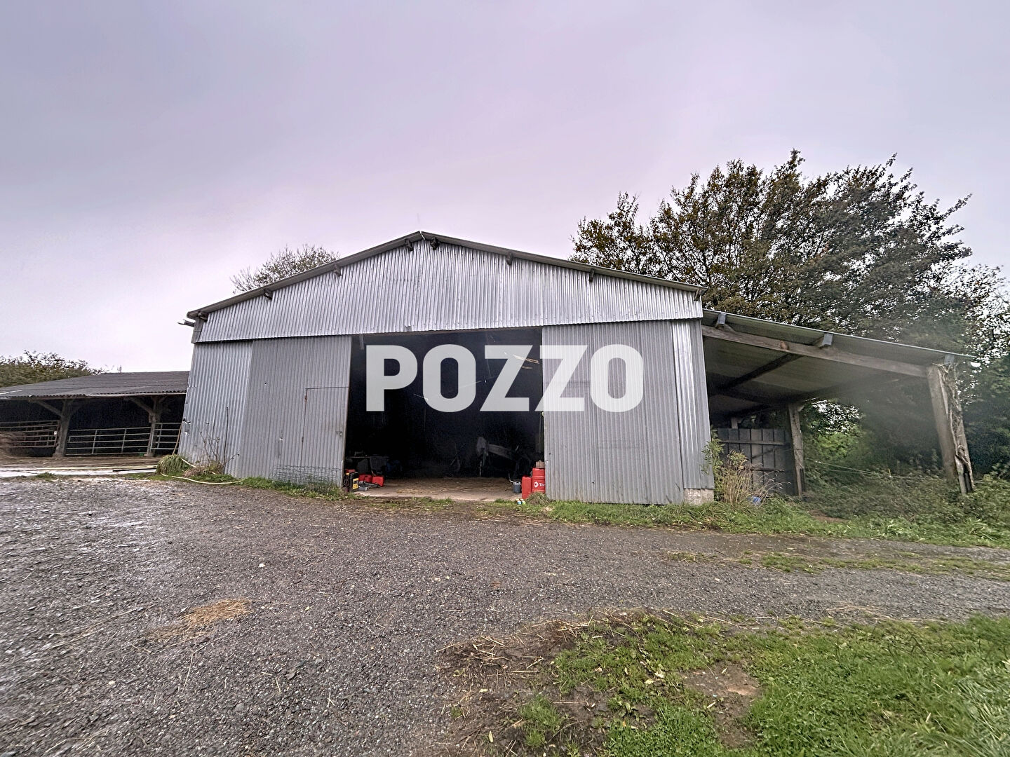 Photo Bâtiment en pierres Saint Sauveur Villages  Terrain de 12840 m2 environ image 4/6