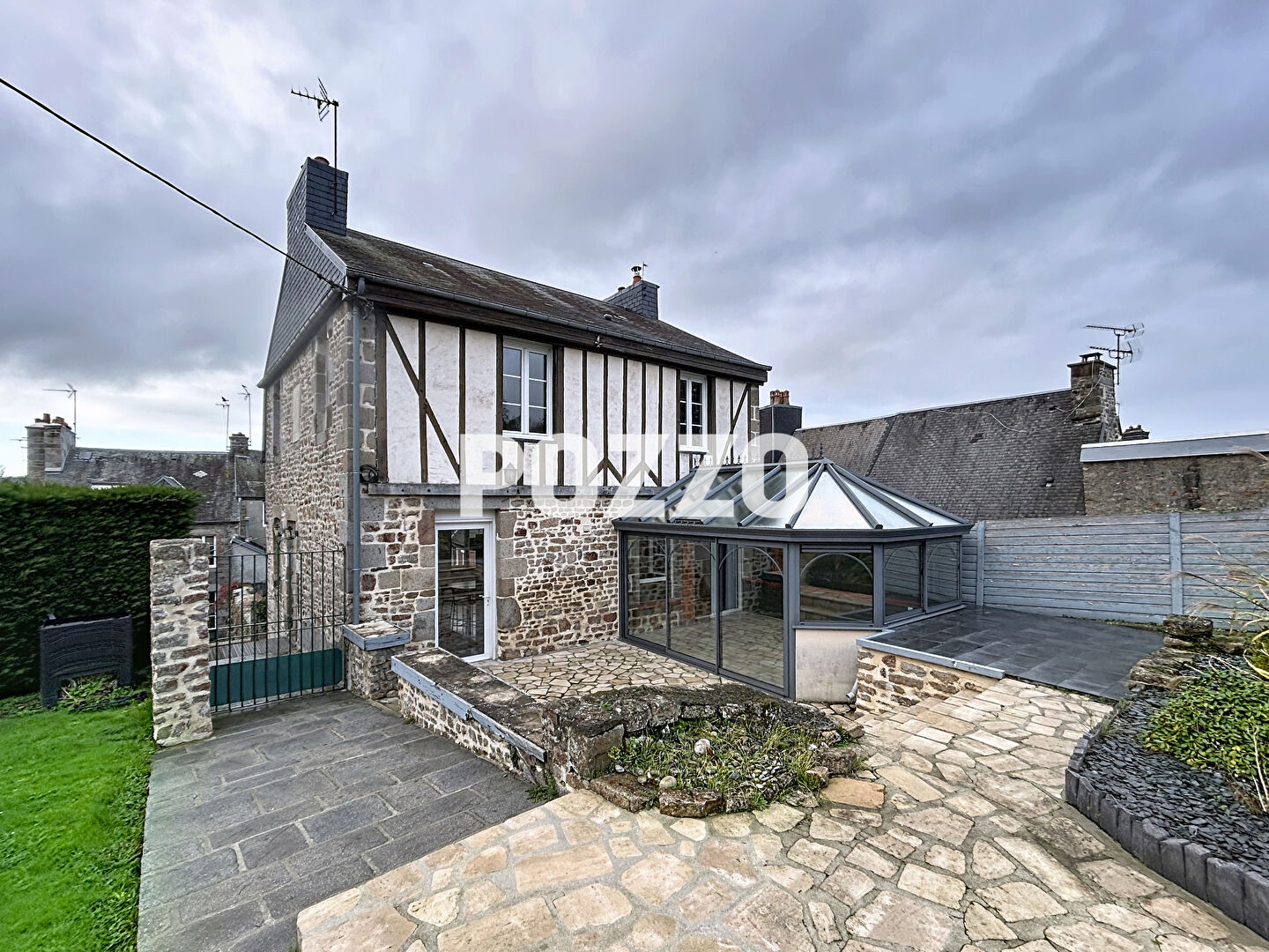 Exclusivité - Maison au coeur de VILLEDIEU LES POELES avec grand jardin et stationnements privés.