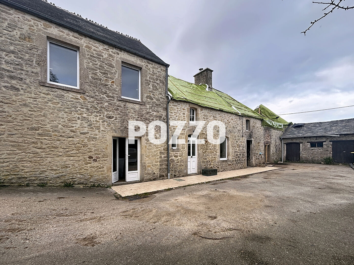 Maison en pierres avec dépendances à finir de rénover