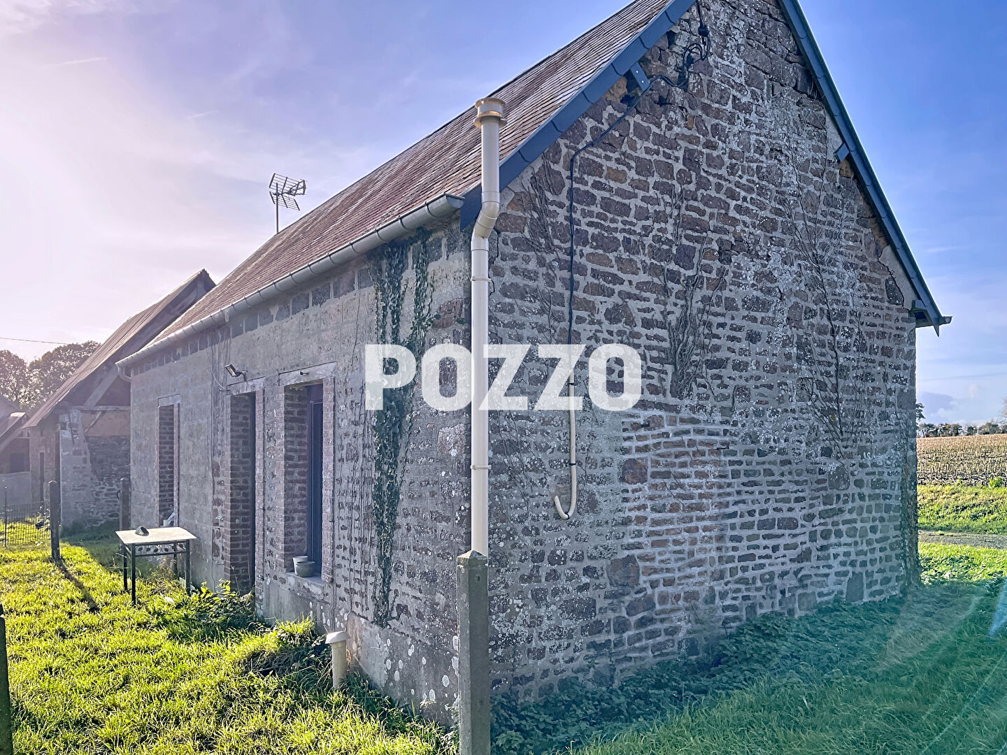 A VENDRE. MAISON SANS TRVAUX. JARDIN 2000M². POTENTIEL 2 CHB.