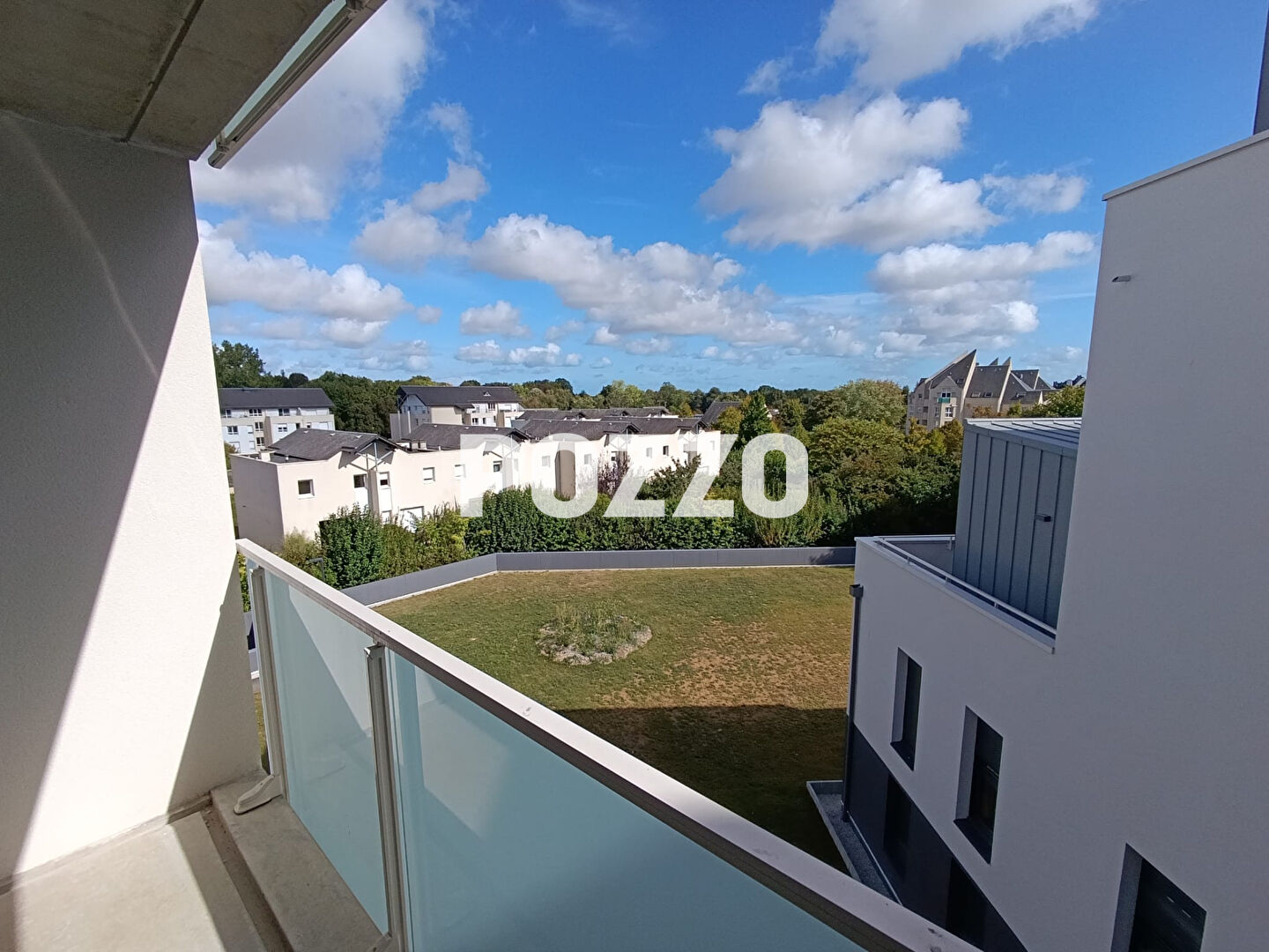 Photo NEUF - Bel appartement avec balcon image 1/6