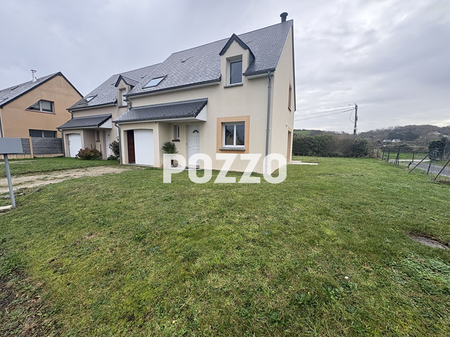 Photo MAISON A LOUER MEUBLEE DE TYPE F5 SUR SIOUVILLE AVEC GARAGE ET JARDIN A 150M DE LA MER image 1/6