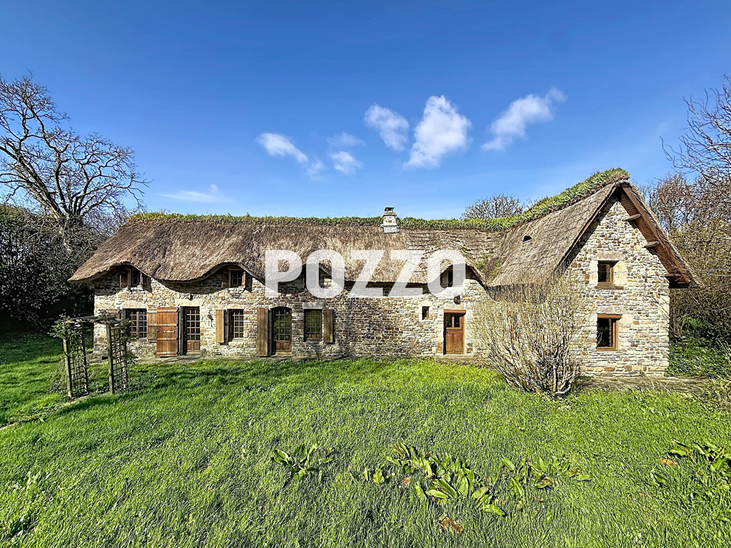 Maison de caractère 5 pièces avec jardin et dépendance - LE MESNIL - Terrain de 2494 m²