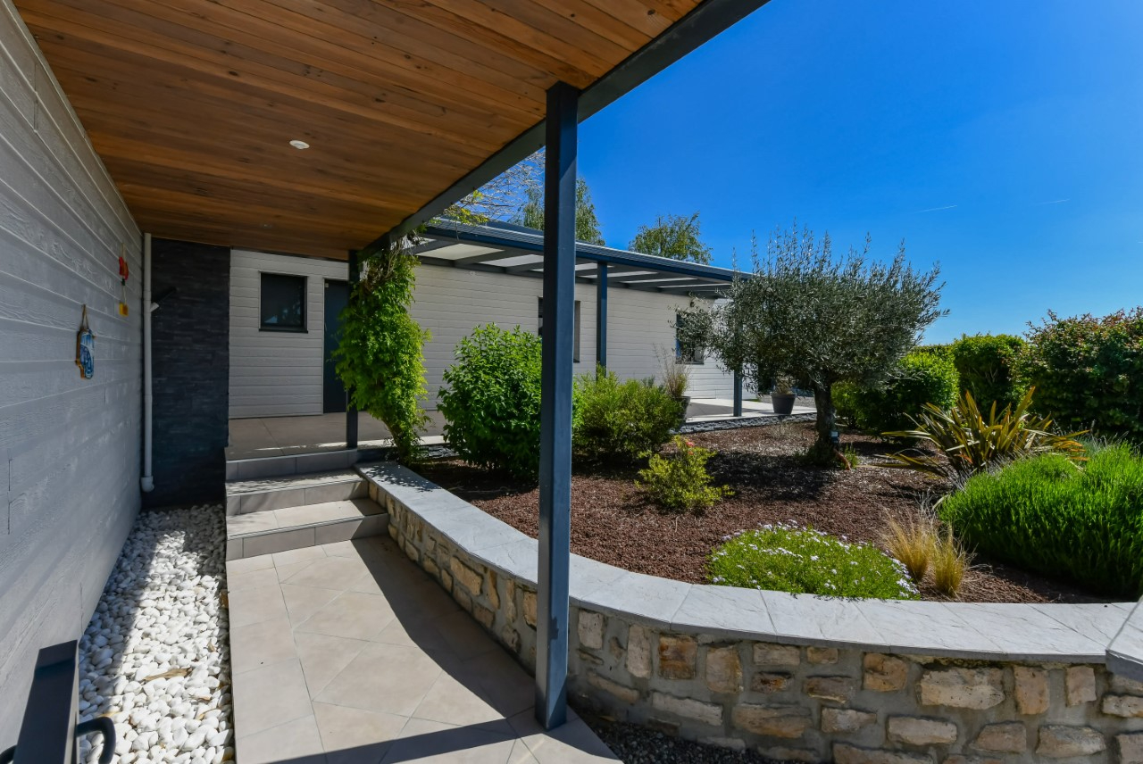 Photo LE CALME ET LA SERENITE D'UNE TRES BELLE MAISON ATYPIQUE  DE PLAIN PIED DE 163 M2 AVEC PISCINE image 2/6