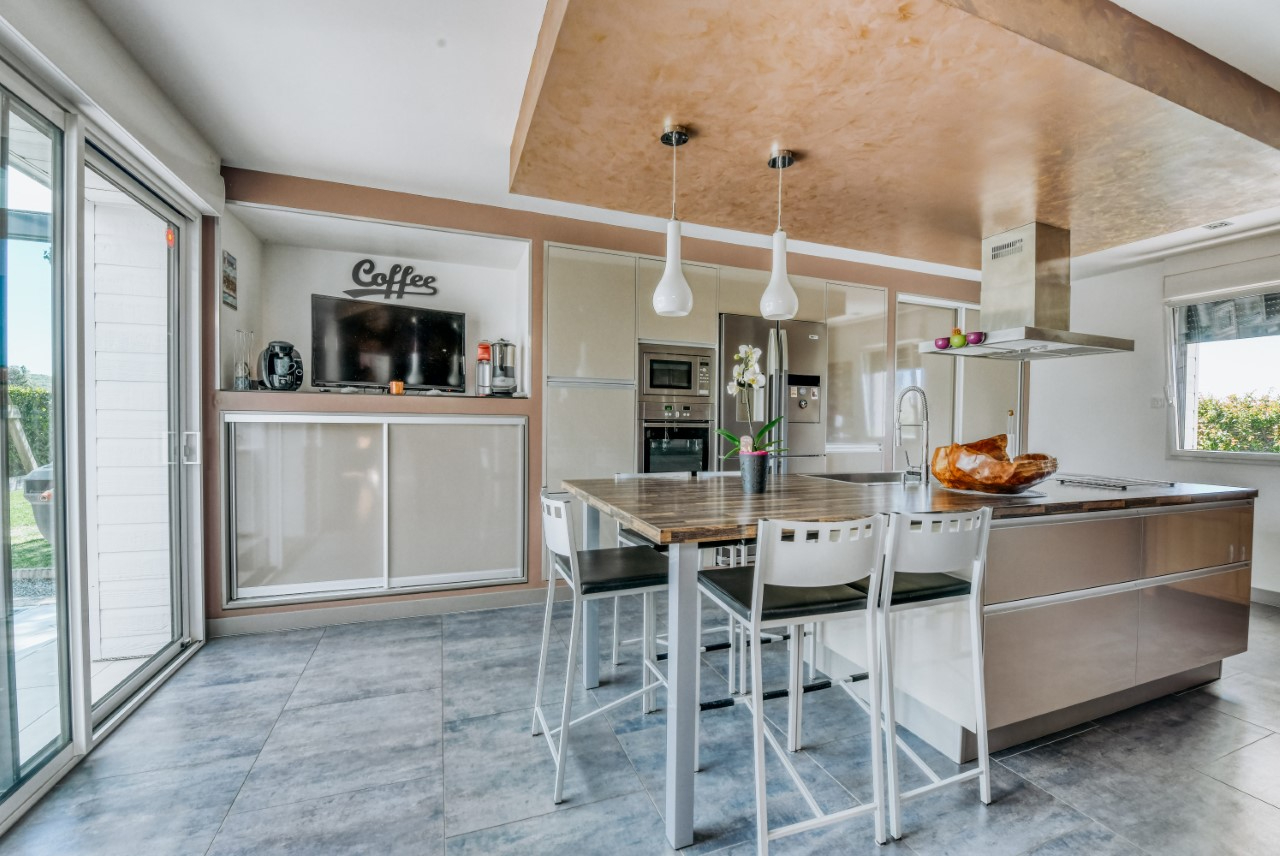 Photo LE CALME ET LA SERENITE D'UNE TRES BELLE MAISON ATYPIQUE  DE PLAIN PIED DE 163 M2 AVEC PISCINE image 6/6