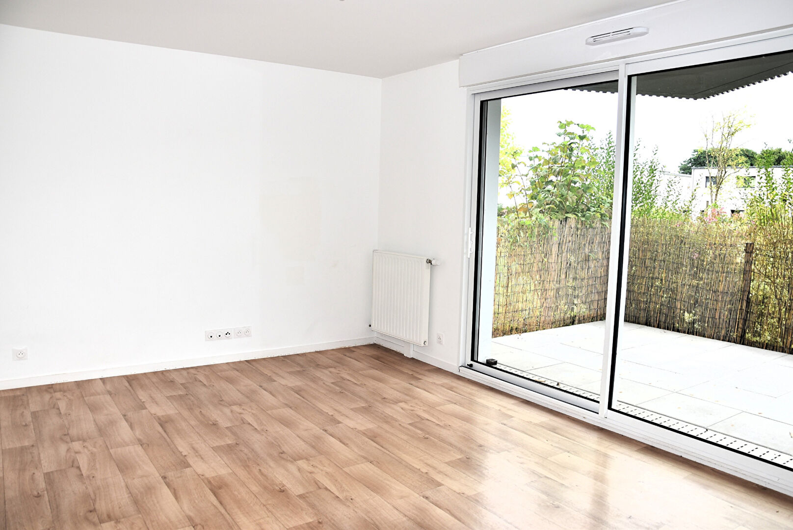 A 15 mm de Rennes et 800 du bourg de Le Rheu à louer agréable T3 de 58 m2 en rez-de-chaussée avec une belle terrasse