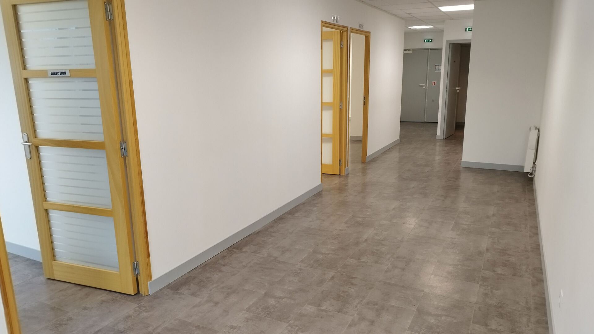 Local de bureaux au 1er étage de 100 m2 à louer dans une zone commerciale proche de la 4 voies à Bréal sous Montfort