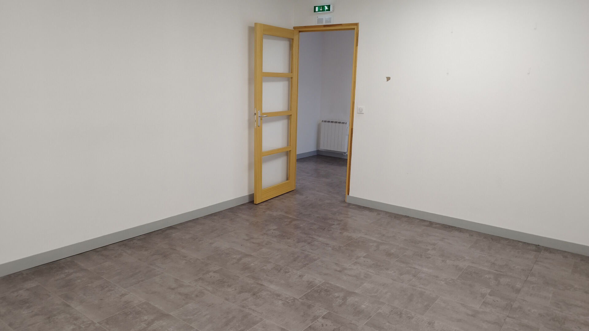 Photo Local de bureaux au 1er étage de 100 m2 à louer dans une zone commerciale proche de la 4 voies à Bréal sous Montfort image 3/6